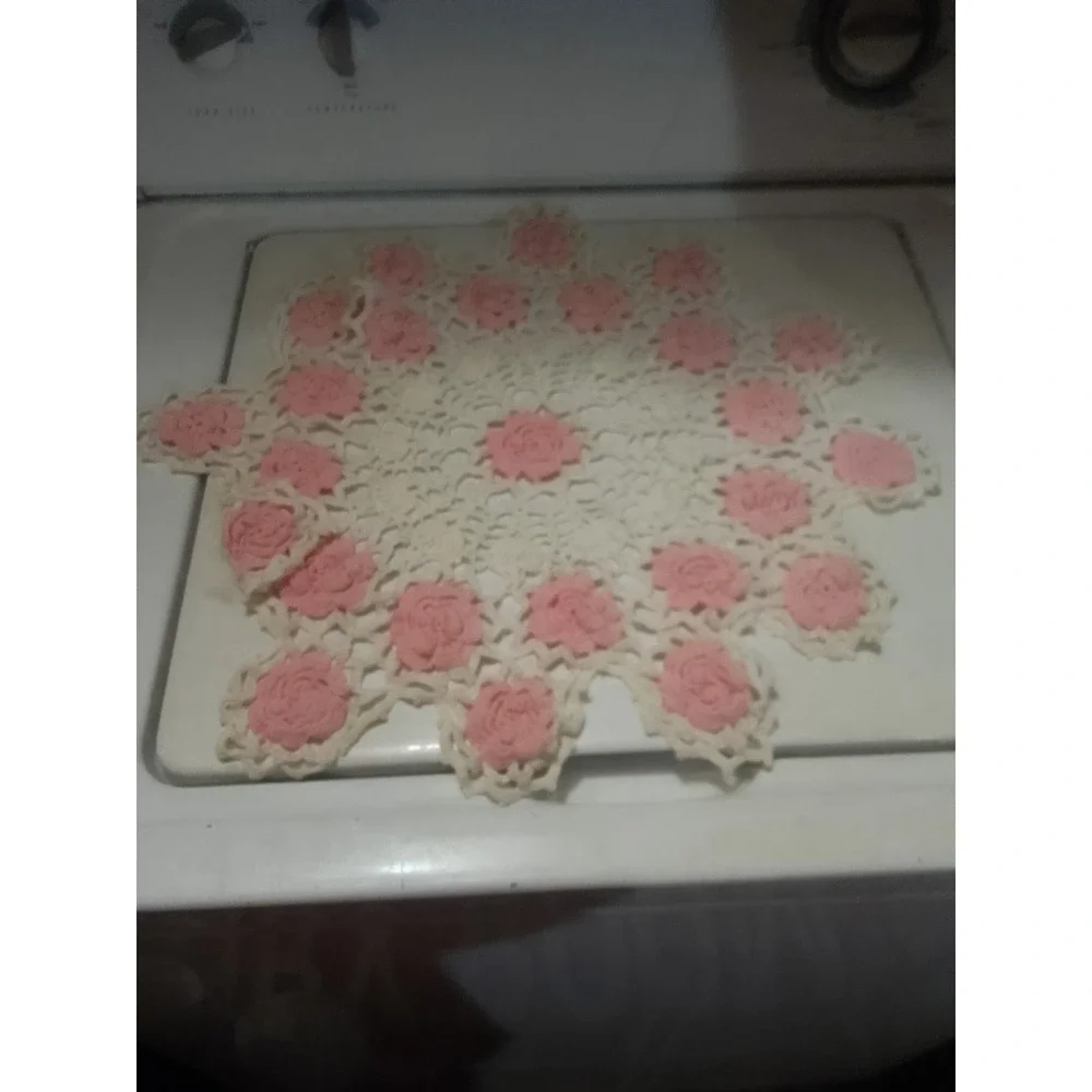 Vintage Handmade Pink & White Crochet Garden‎ Rose Table Doily 19